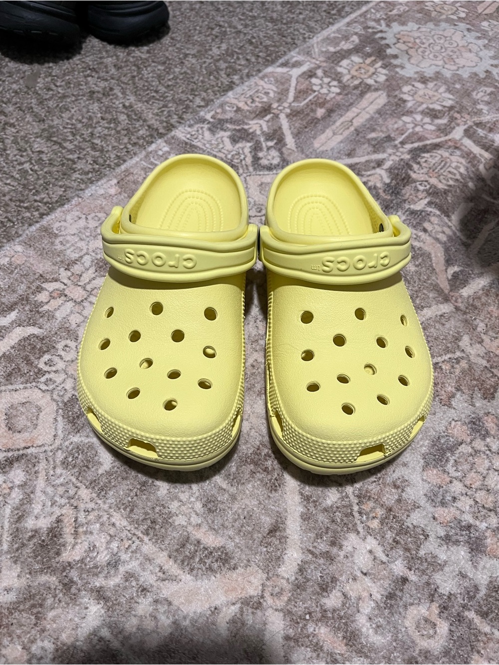 CROCS men’s 6 woman 8 Classic Clog in Bright Yellow